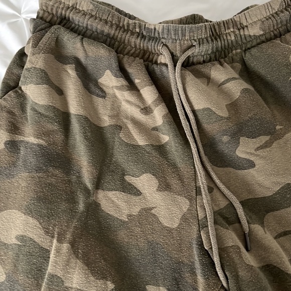 GARAGE Camo Joggers - Picture 2 of 6